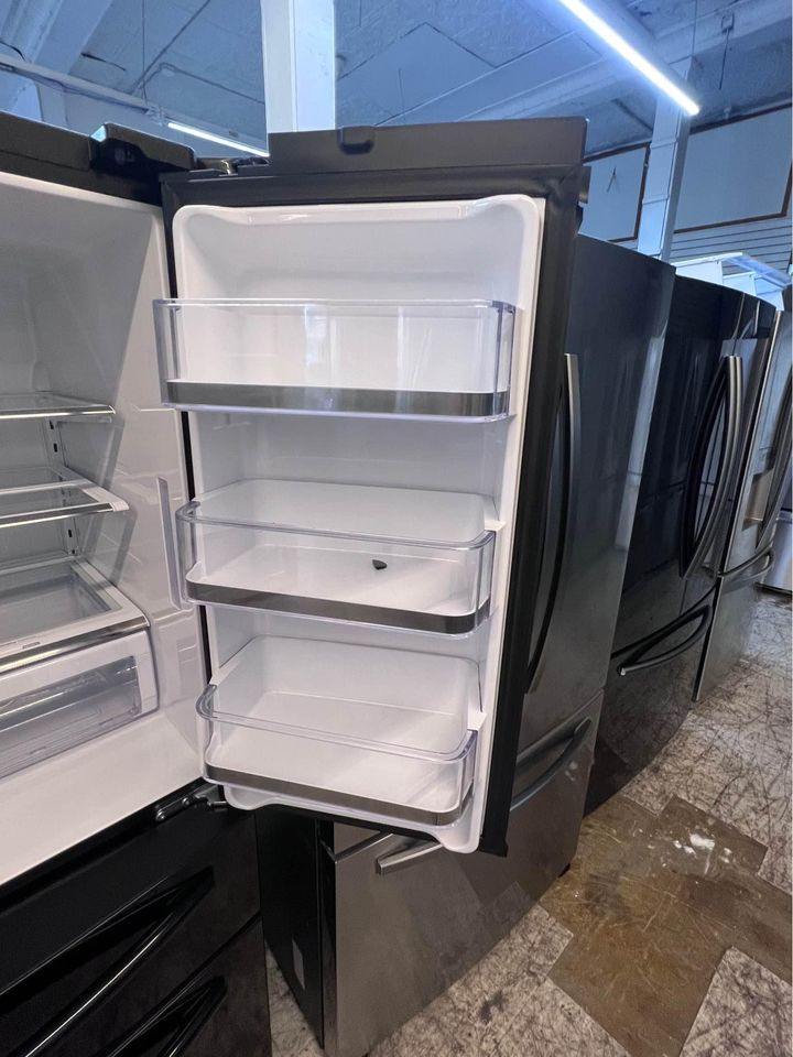 Smad 36 side-by-side refrigerator with automatic ice maker and water dispenser.