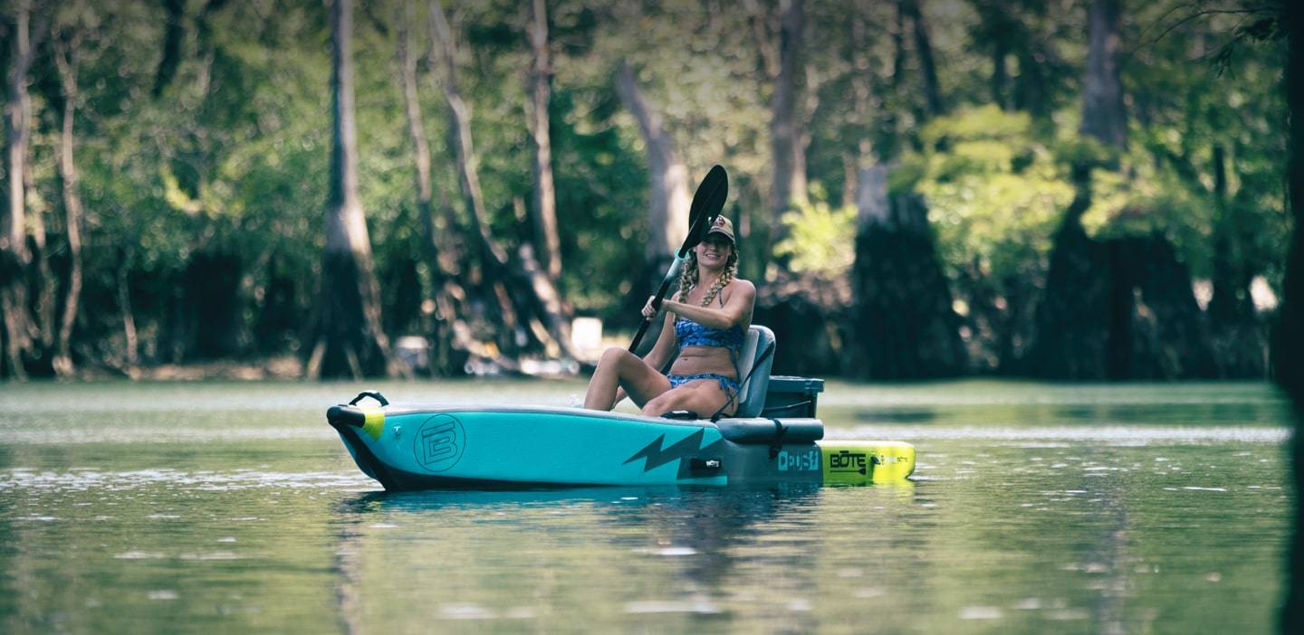 Woman paddling the DEUS Aero Native Citron